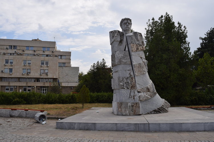 Гамени се гаврят и с Апостола,сеят боклуци около монумента му