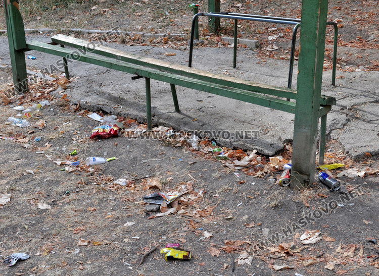 Градски парк се превърна в бунище, наемателят аут