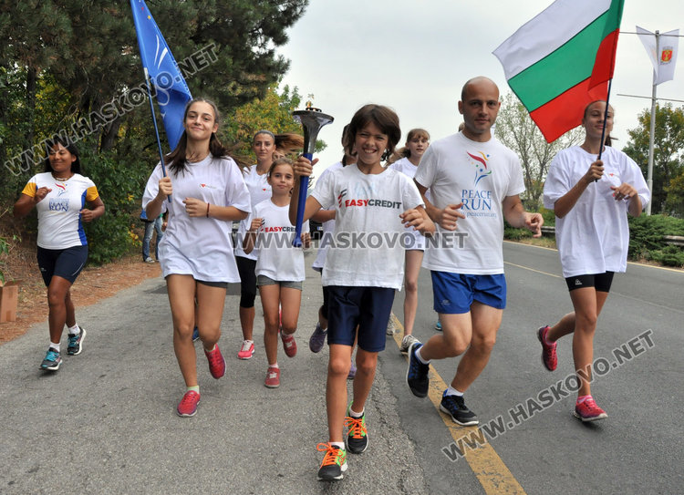 Третокласничката Йоли внесе в Хасково факела на мира