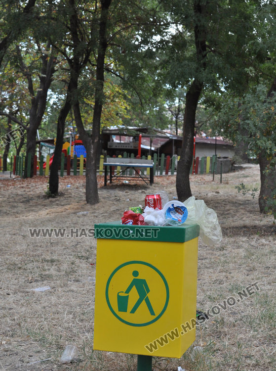 Градски парк се превърна в бунище, наемателят аут