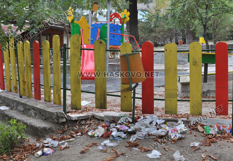 Градски парк се превърна в бунище, наемателят аут