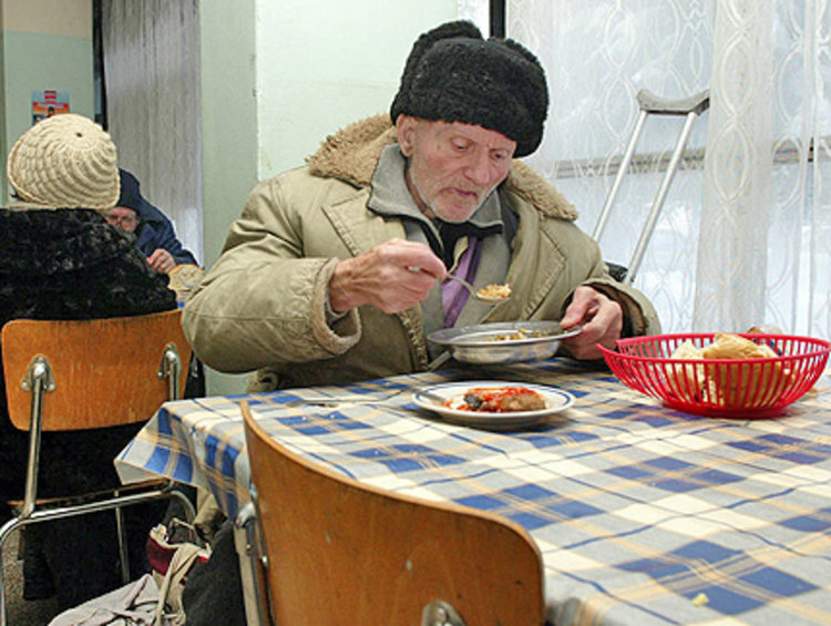 165 бедни и самотни от Смолян и три села в Общината, ще получават топъл обяд за 6 месеца