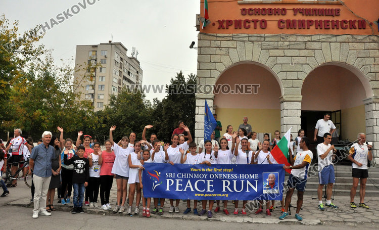 Третокласничката Йоли внесе в Хасково факела на мира