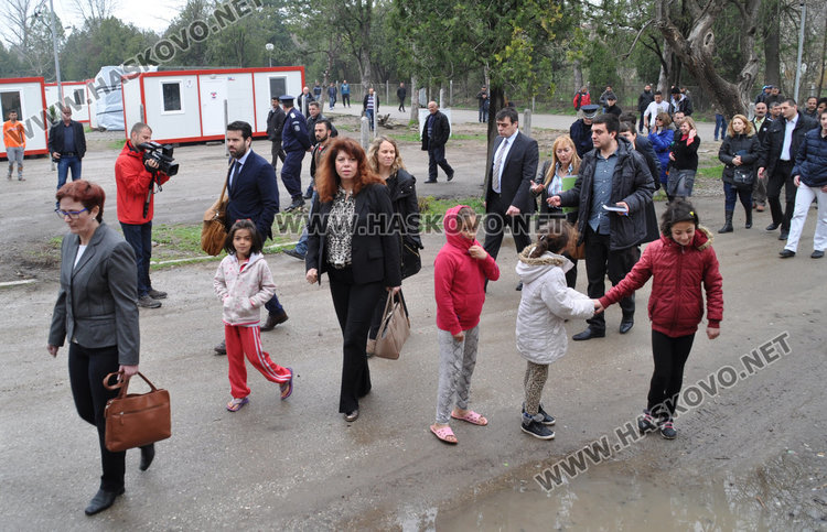 Илияна Йотова при посещението си в Бежанския лагер в Харманли през март миналата година