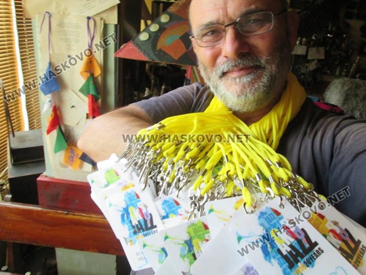 Цялата подготовка -от поканите до баджовете за феста минава през ръцете и сърцето на Димитър Русев -Мутата 