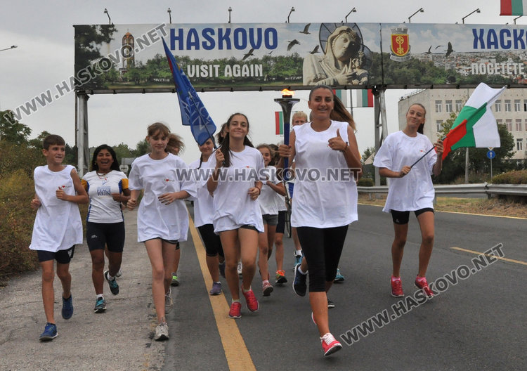 Третокласничката Йоли внесе в Хасково факела на мира