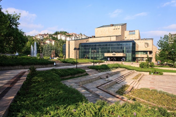 С премиерен спектакъл днес Родопският драматичен театър открива  честванията на 65 годишния си юбилей