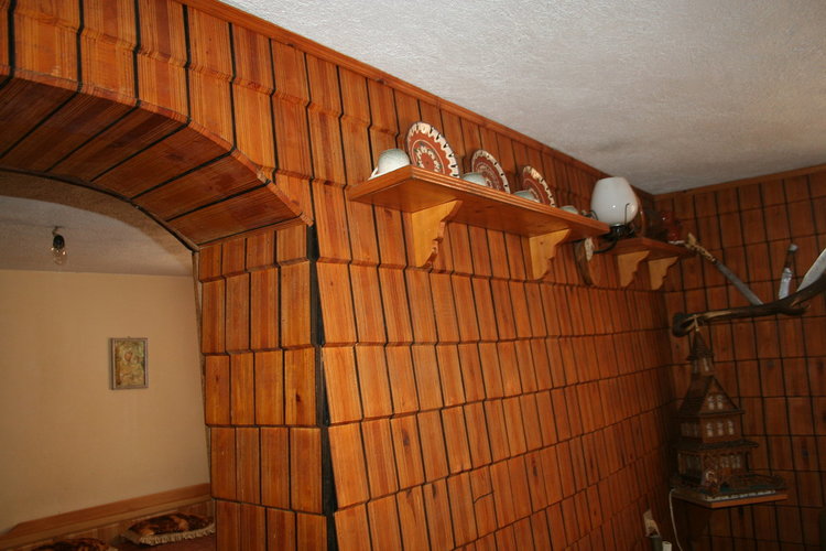 Творби от дърво и екзотични растения красят градината на семейство Колеви