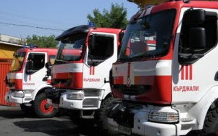 Мотопед пламна в движение, пожарникари спасиха водача