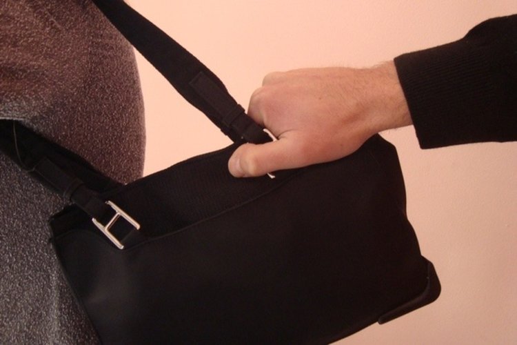 Задигнаха дамска чанта с телефон и пари