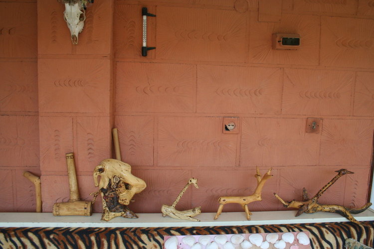 Творби от дърво и екзотични растения красят градината на семейство Колеви