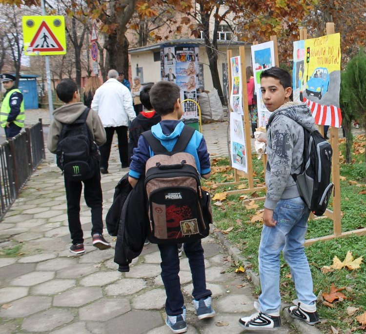 Опазването на детския живот на пътя бе една от целите на светещите табели 