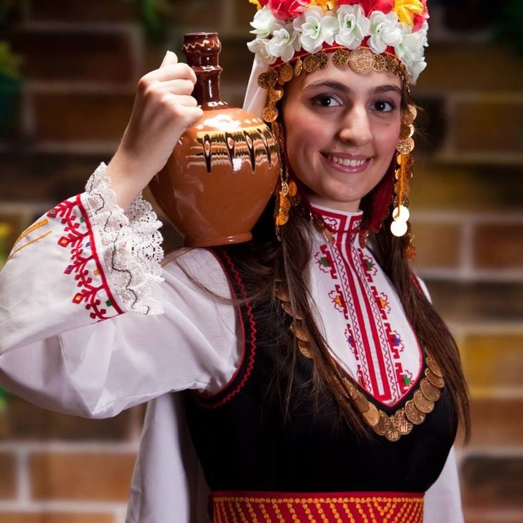 Младата тракийска певица Петя Кенанска ще пее на събора в Жълтуша