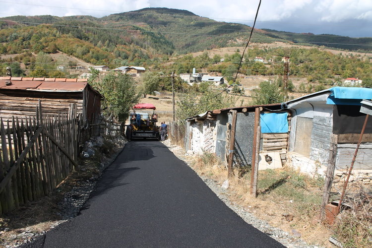 Продължава благоустрояването на селските пътища в Ардинско