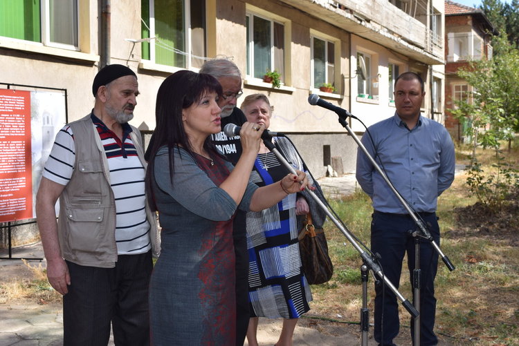 Българи,турци,помаци плакаха на паметника на отец Топузлиев