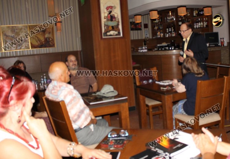 Професор демонстрира методи за справяне със стреса