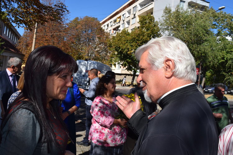 Българи,турци,помаци плакаха на паметника на отец Топузлиев