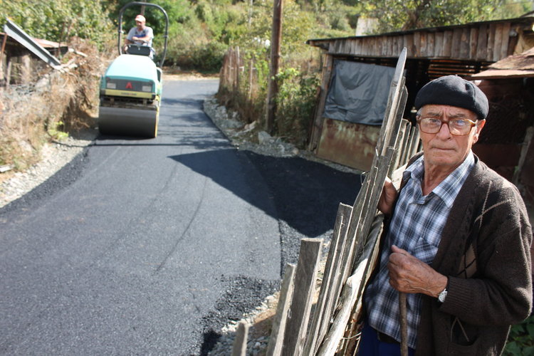 Продължава благоустрояването на селските пътища в Ардинско
