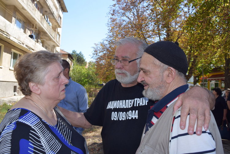 Българи,турци,помаци плакаха на паметника на отец Топузлиев