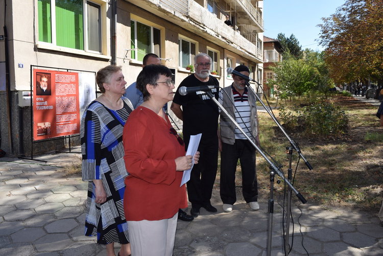 Българи,турци,помаци плакаха на паметника на отец Топузлиев