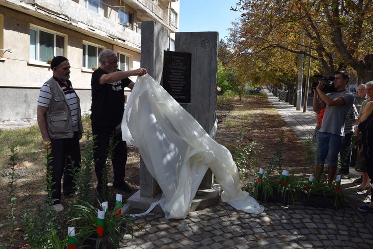 Българи,турци,помаци плакаха на паметника на отец Топузлиев