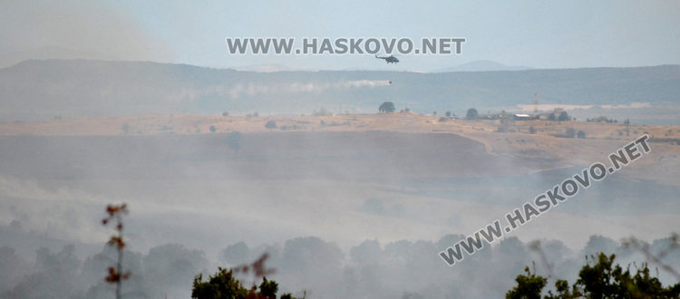 Силен вятър разпалва пожара от полигона, гори огромна площ