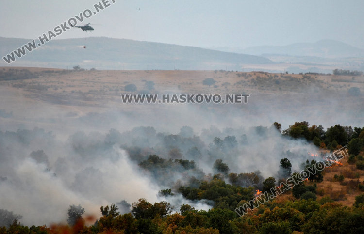 Силен вятър разпалва пожара от полигона, гори огромна площ