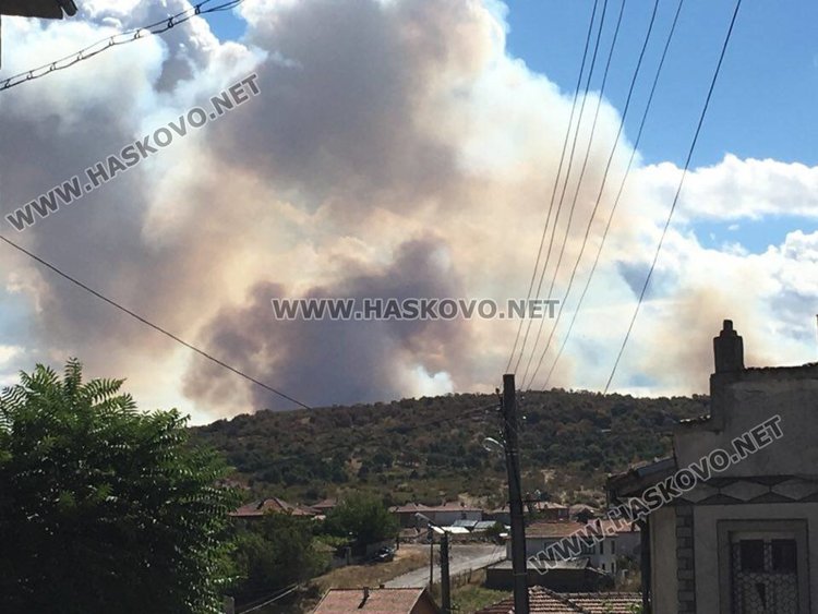 Гори полигона на военните край Брягово и Корен