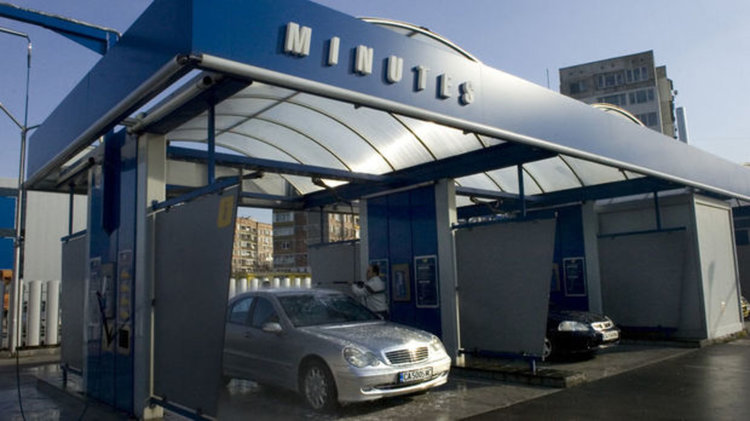 Кърджалийка изостави децата си във Виена,зарязва ги на автомивка