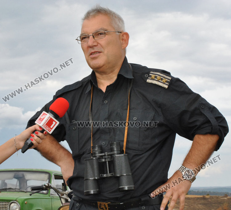 Силен вятър разпалва пожара от полигона, гори огромна площ