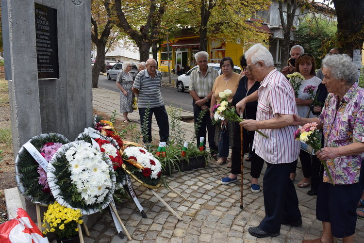 Българи,турци,помаци плакаха на паметника на отец Топузлиев