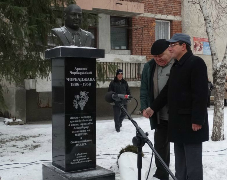 Преди близо три години "бащата на станимашката малага" бе увековечен в родния Асеновград с паметник.