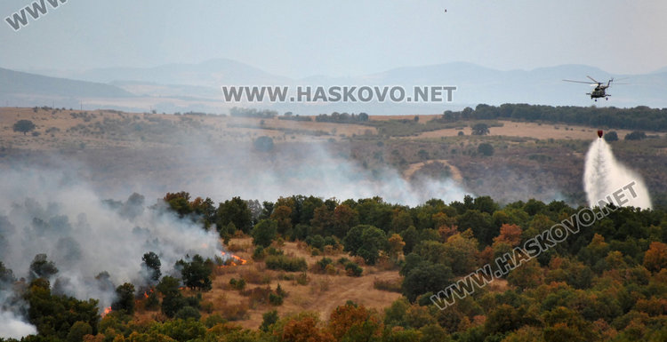 Силен вятър разпалва пожара от полигона, гори огромна площ