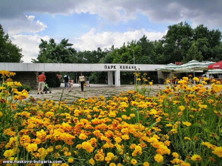 Общинари яхват колелата през Кенана