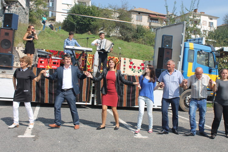 Младата тракийска певица Петя Кенанска ще пее на събора в Жълтуша