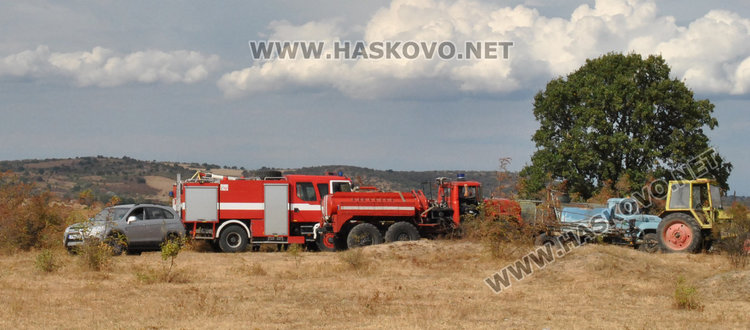Силен вятър разпалва пожара от полигона, гори огромна площ