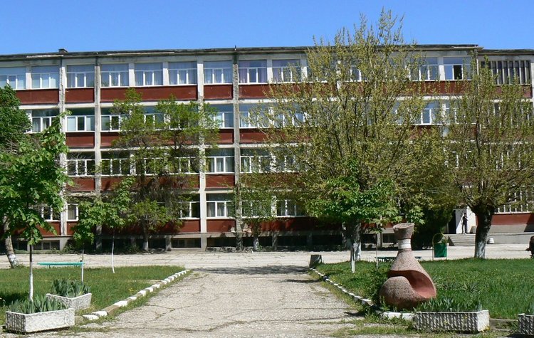 Инженер-химик и счетоводители търсят в две димитровградски училища