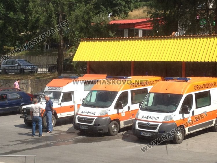 Възрастна жена пострада, падайки на тротоара след удар от млад мъж