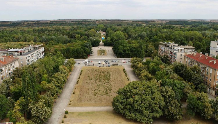 Площите с розите зад сградата на Общината се поливат предимно ръчно