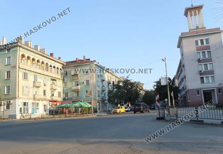 Със същото осветление е и кръстовището с бул."Хр.Ботев"