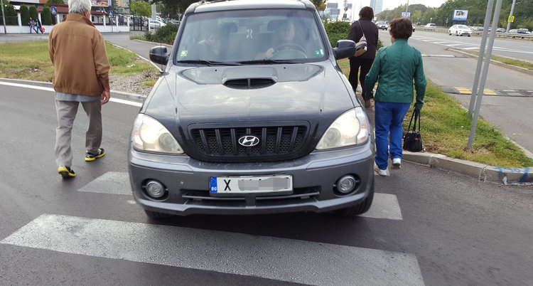 Хасковски джип се прави на пешеходец в София