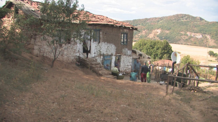 Семейството на малкия Мустафа – 13 души в две стаи