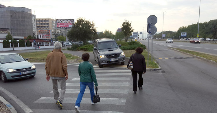 Хасковски джип се прави на пешеходец в София