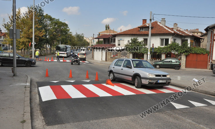 Сигнал: четири легнали полицая през 10 метра завардиха кръстовище