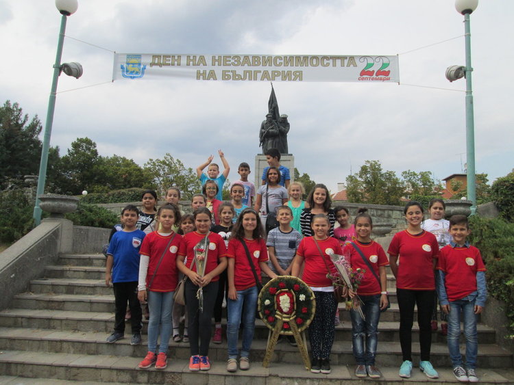 Ученици и учители от „Св.Св.Кирил и Методий” почетоха Деня на Независимостта 