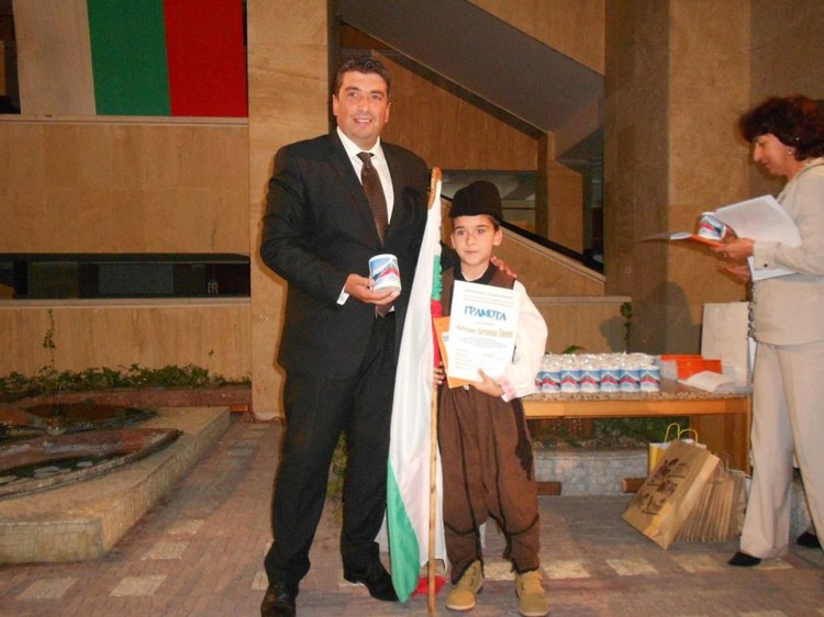 Връчиха наградите от конкурса за родопчанчета в носии, сред които 7 месечно бебе и момиче с уникална носия от прабаба си