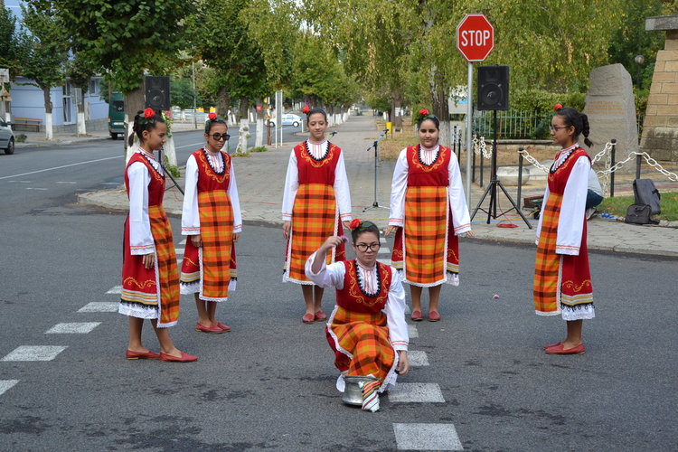 Момчилградчани положиха венци и цветя за Независимостта на България