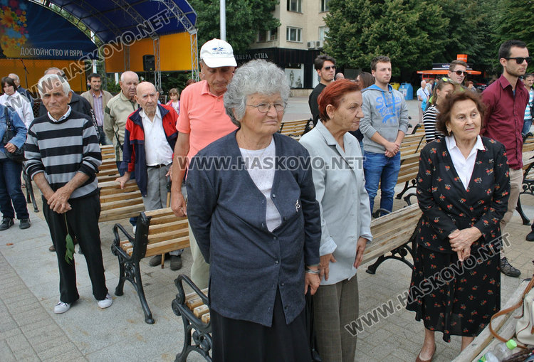 Хасковлии положиха венци и цветя за Независимостта на България
