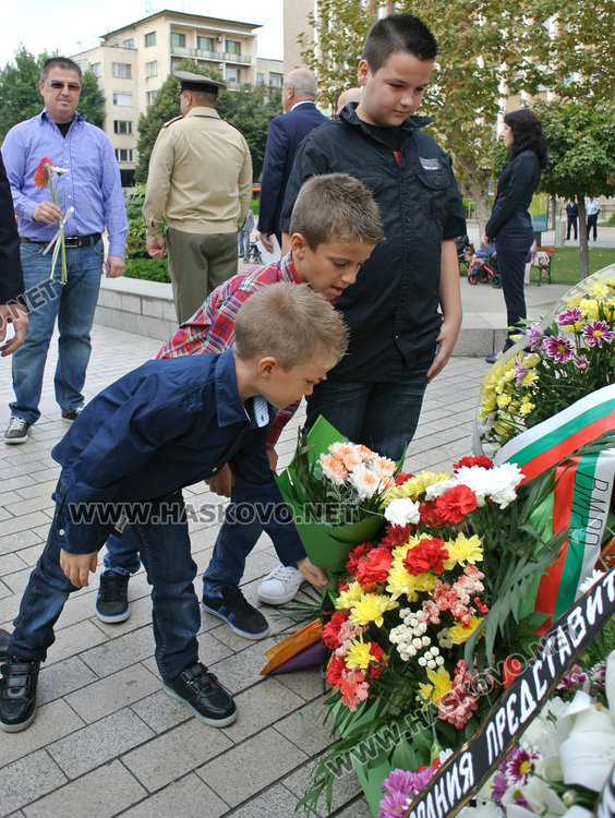 Хасковлии положиха венци и цветя за Независимостта на България