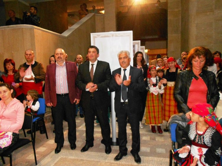 Връчиха наградите от конкурса за родопчанчета в носии, сред които 7 месечно бебе и момиче с уникална носия от прабаба си